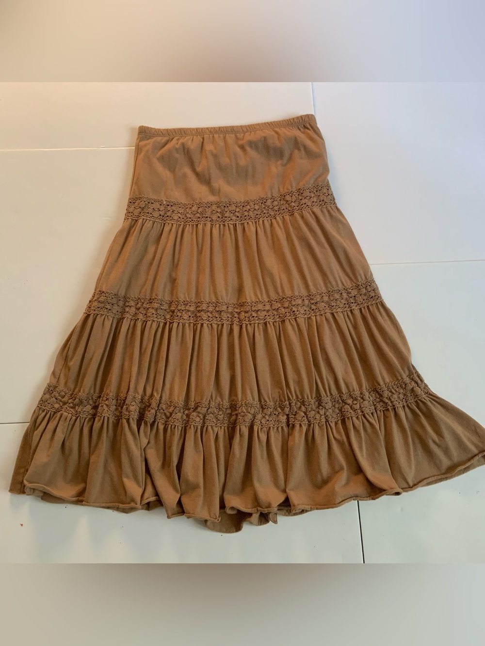 Guess Women's Tiered Crochet-Trim Lined Midi Skirt sz S, tan